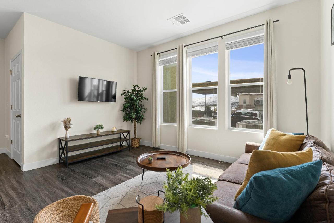 Luxury Retreat - King Beds, Hot Tub, & Pool - Family & Remote Work Friendly Apartment Reno Luaran gambar