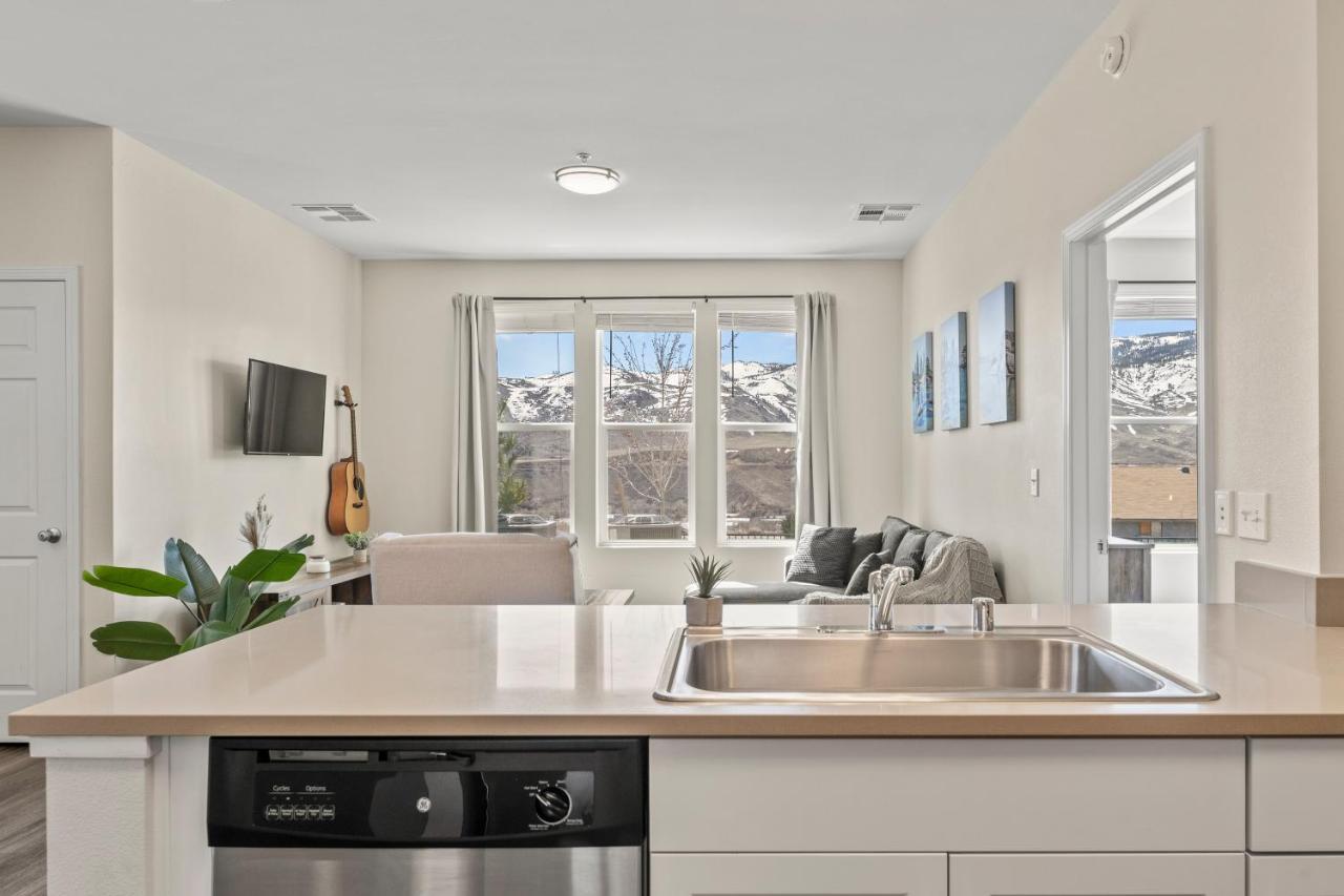 Luxury Retreat - King Beds, Hot Tub, & Pool - Family & Remote Work Friendly Apartment Reno Luaran gambar
